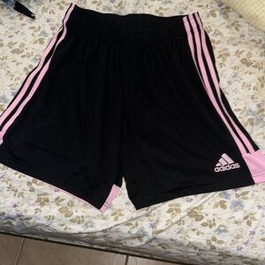 Mint condition, size medium basketball shorts🩳💗